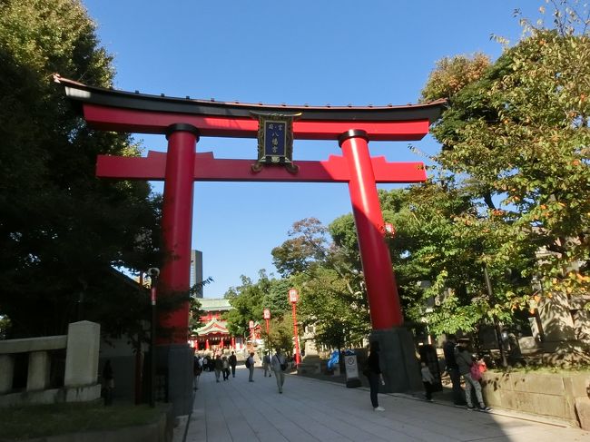一の鳥居。<br />富岡八幡宮は寛永４年（１６２７年）の創建です。<br />菅原道真の子孫長盛法印が当時砂洲だった永代島を埋め立て神殿を造営、さらに別当寺永代寺を開き別当（住職）になる。