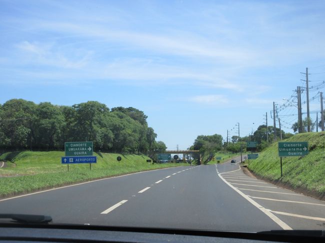 右に曲がれば、シアノルチ経由ウムアラマ方面<br /><br />ここから先は満腹と充実で爆睡！<br />　ウムアラマ在住姪っ子ちゃんに、デンゴーゾ！、と言われた<br />わがままというのか天邪鬼というのか、好き勝手するヤツのこと<br />　ブラジル人だったら絶対にモテないわよ！、と言うが<br />　　俺はジャポネースだからね、モテモテだよ！、ガハハハ<br /><br />１１月２・３・４日はハモスに行くぞー！<br />　と言いながら、デンゴーゾはまた爆睡に入るのだった・・<br /><br /><br />