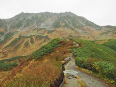 雄山に向かって散策路は続きます。