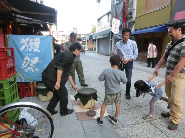 ベーゴマで遊んでいます。客寄せを兼ねてか。<br />昭和３０年代までは縁市の日にはカブトムシ、クワガタ、キリギリス、スズムシ、マツムシ、クサヒバリなどを売る虫売りやが出たそうですが、もうそういう風流な風景は見られないのでしょうか。