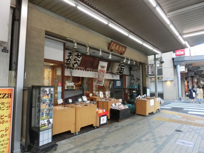 通りのお店。<br />江戸時代から吉原と深川はよく対比されますが、寺門静軒の「江戸繁盛記」をまた引き合いに出すと、<br />「吉原（江戸城の北にあるから北里という）は威厳を尊ぶので衣装や化粧は濃厚である。深川（東南にあるので辰巳という）は芸と洒落を尊ぶので化粧や装飾は淡白を好む。吉原では色を売り、深川は芸を重視する。隅田川の桜は吉原の娼妓に似、上野の桜は深川の芸妓に似る」<br />墨堤の桜は濃艶で、上野の桜は淡白なのでしょうか。昔は隅田川の桜は八重で、上野の桜は一重だったそうです。私は花見をしないので分かりませんが、いまはどちらもソメイヨシノではないのでしょうか。<br />明治初期に出た服部撫松の「東京新繁昌記」によると、そのころの東京の色町は新吉原、深川、根津、品川、新宿の順に盛んだったそうです。