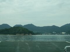 岩城島の観光後，長江港から広島県尾道市因島の土生港へ移動する．
長江-土生の航路は40分に1本程度のダイヤ．
ただ昼時間は1時間ほど便がないため40分ほど待つことに．
運賃は片道\1,340(車両長4～5m)．
写真はフェリーから平内島と奥に因島の住宅街．
