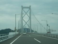 久しぶりにしまなみ海道に戻り因島大橋を渡る．
橋長1,270m，3径間2ヒンジ補剛トラス桁吊橋．
この橋を渡ると向島に入る．