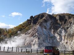 １３：３０　登別温泉

だけど日帰り入浴ではなく、登別地獄谷でもなく。
その奥にある「大湯沼」へ。

駐車場５００円。
１回の駐車料金で地獄谷・大湯沼の両方に停められます。

もらった散策マップがとても便利
http://www.iburi.pref.hokkaido.lg.jp/ss/srk/kankou/noboribetsumap1-1.jpg

