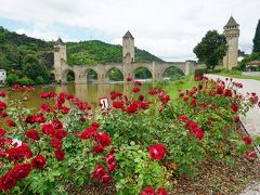 ヴァラントレ橋
Pont Vlentre
市内のサン＝テチエンヌ大聖堂と共に、世界遺産「フランスのサンティアゴ・デ・コンポステーラの巡礼路」の一部として登録されています。

赤いバラを手前に、一押しの写真です。

左手に少し写っている建物は、メゾン・ドゥ・ロ（Maison de l'eau）と言われるかつてのポンプ場 「水道館」があって内部が公開されているそうです。