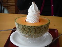美幌峠レストハウスでこんな物を食べました。
大きなメロンの中にソフトクリーム。
北海道は夕張メロンが有名ですよね。

