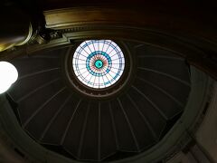 大阪府立中之島図書館の天井です。重要文化財の建物の中にある図書館です。