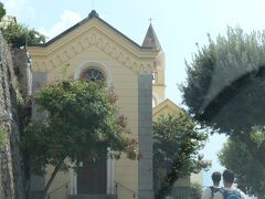 町のカトリック教会（Church of Santa Maria Assunta)です。10世紀半ばからある教会で、ポジターノの景観を引き立てています。