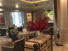 ブラブラ散策中にペニンシュラでトイレを拝借。
泊まった宿との落差がスゴイ。