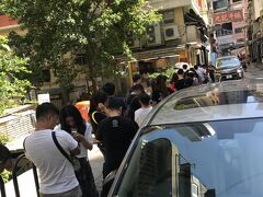 お昼は後輩が行きたいという有名店、九記牛腩へ。
開店前で既にかなりの行列。

一人だと並ばないですが、せっかくなので待ちます。
しかし暑い。