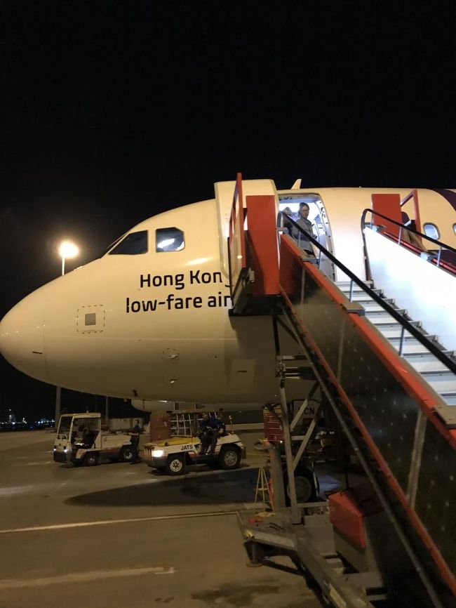 後輩が予約してくれた香港エクスプレスで旅立ちます。<br />LCCは初めてですが、通路側に座れたおかげでまあまあ快適でした。<br />ただ、最後部のだったので窓がなく奥の席は圧迫感があったそうです。