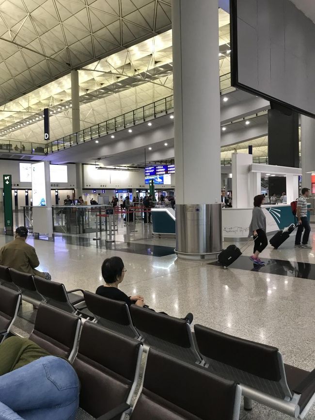 22：30に香港に到着。<br />後輩がオクトパスカードを購入。（私は持ってます）<br /><br />最初の計画では空港で夜明かしを提案されましたが、体力が持たないと思い安宿を予約しました。