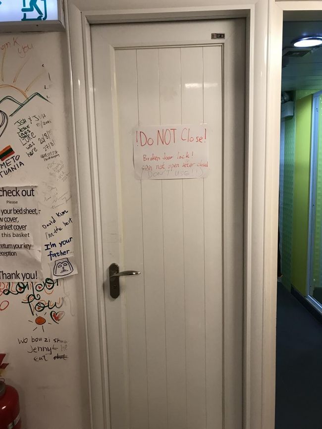 ここで事件発生！<br />鍵の壊れたトイレに入った後輩が閉じ込められてしまいました！<br />（「ドアを閉めるな」と書いてあるのに・・・）<br />ホテルの入っている雑居ビルの事務員？を呼びますが開かない。<br />ホテルスタッフは帰ってしまってるし、どうしよう！？<br /><br />結局、ビルの入り口にいた事務員？に「ポリスを呼んでくれ！」と頼むと重装備のレスキューが４人現れました。<br />「ドア壊しちゃうんだろうな～いくら取られるかな～」とか考えつつ見ていると、ちょこちょこ鍵をいじったら開いちゃいました。<br /><br />ホッとしたけど、自分がひとり旅でこんな目にあったらと思うとゾッとします。<br />