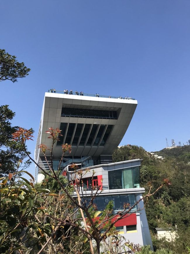 頂上でお茶を飲んでからブラブラ。<br />いい天気です。<br /><br />ここにはマダムタッソーの蝋人形館があります。<br />バンコクで入ったのでここではパス。