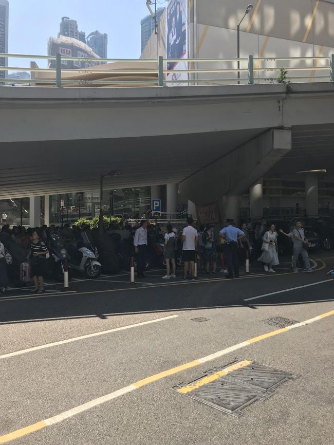 トラムで降りてくるとさらに行列が増えています。<br />早めに来てよかった～。