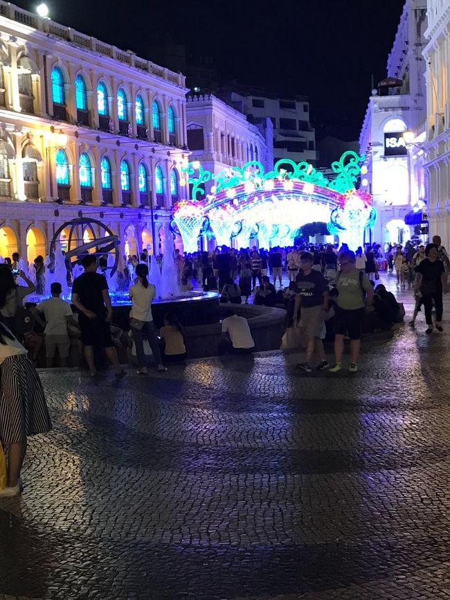 セナド広場を散策。<br />ライトアップされています。