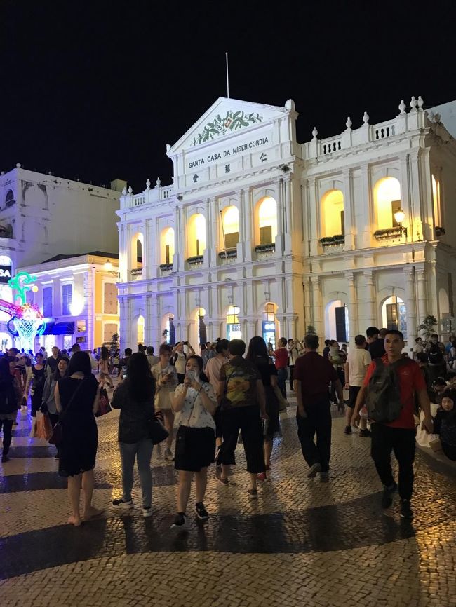 あいからわずのすごい人出。