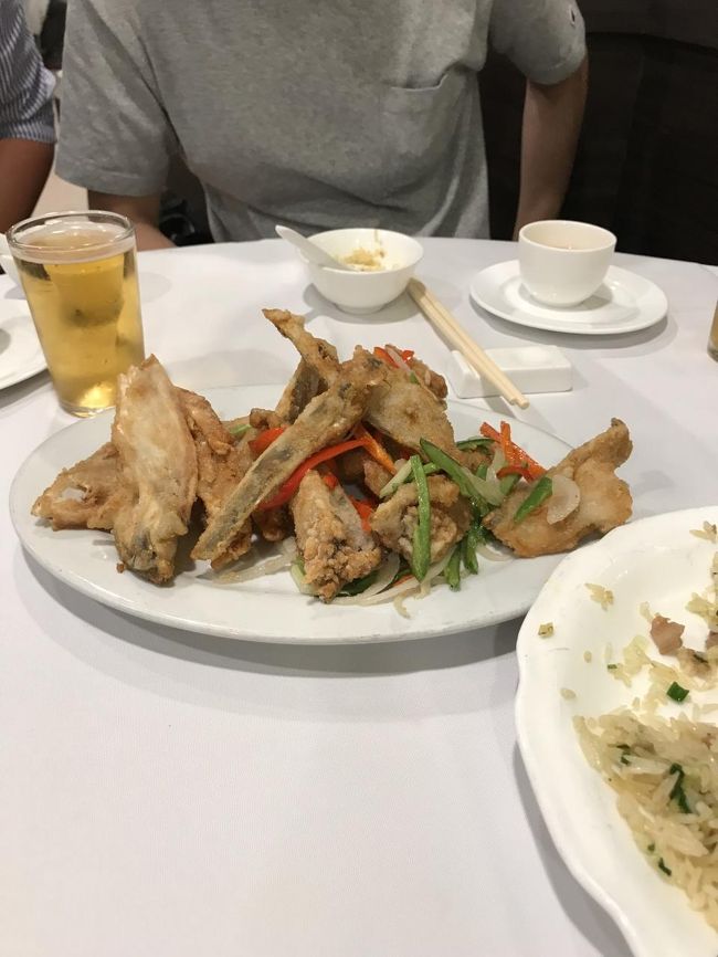 骨付き魚の揚げ物？<br />食べるところが少ない。骨も食べられたのだろうか。<br /><br />しかし今日は疲れた。。。<br />若い人のペースにはついていけません(笑)