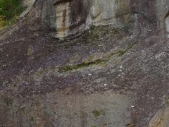 毘沙門堂を出て背面の山を見るともう一つの見学ポイント岩面大佛。
岩の斜面に大佛が浮き上がっています。
伝説では前九年の役で亡くなった敵味方の霊を供養するために源義家公が馬上より弓で彫りつけたのだそうです。（そんなわけあるかい！！笑）