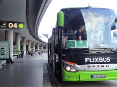 ７時40分頃、空港の出口を出て右側にあるバス停について、時刻表を確認すると、7時50分発のブラチスラバ行きのバスがあった。9時まで待てば、REGIOJETの5ユーロのバスに乗れるが、時間がもったいないのでこのFLIXBUSで向かうことにした。
料金9.99ユーロを運転手さんに支払って乗り込んだ。ちょっとお高めの料金だが、乗り心地は素晴らしく、ほとんど揺れなかった。車内のWifiも利用できた。