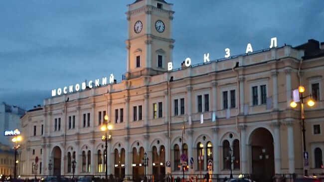 ネフスキー通りが渋滞していてなかなかバスが進まなかったので途中下車して欧州2番めかなんかに深い地下鉄であるアドミラルティスカヤ駅から見学がてら電車で帰ってみたんですが写真もありません。確かに深かったのですが（エスカレーターに一度降りてまたエスカレーターがあった）ラッシュアワーで気分が悪くなりました。ホテル近くのモスクワ駅。最後の夜です。モスクワ行き近いのに飛行機なんです