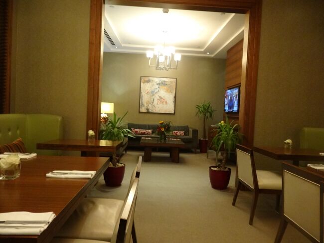 20:35　ラウンジ行ったらまた会えたねハッピーとかお姉さんに言われたけど覚えておらず微妙なリアクションをしてしまった。毎日違う人で良かった、と思ってたけど。エルミタージュの件、お姉さんにまで不満をぶちまけたが代わりにどこか行った？メンシコフ行ったと言ったらじゃあいいじゃんみたいなｗこっちはいつでも行けるおめーらと違うんじゃ。<br />悔しいがスタッフが全員美男美女。豪華ホテルも5泊も終わりか。ネフスキー通りに泊ってるのに散策しなかったのは飲んだくれてたからなの。<br />ランチの量が多くておなか一杯だったのかな、夕食に出なかったみたい。なんだか疲れすぎた。この時想像した、今日夜間9時まで見学してたら明日起き上がれなかったかも。（震え声）