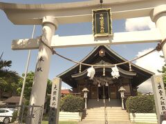 次の目的地はハワイ金刀比羅神社・ハワイ太宰府天満宮です。今回運転するにあたって、各施設へ移動する前に駐車場情報などはiPhoneでググってから出発しました。
この神社は境内に駐車場があるが前の道路に停めれるようだったので付近に路駐しようと思い出発しました。現地近くの道路へ行くと右側に延々と車が停まっており駐車スペースがありません。後ろからも車が来るし微妙に空いていても停めていい場所なのか判断しづらいので諦めてその次の目的地へ向かうことにしました。

ハワイ出雲大社へ向かいます。こちらの方が有名ですよね。iPhoneのGoogle Mapsに履歴から場所を入力すると結構近くです。5分程度で到着です。駐車場には車が数台しか停まっておらず楽に駐車できました。