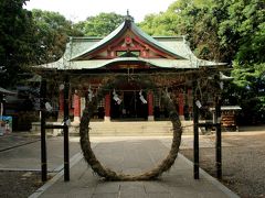 食事のあとは腹ごなしと酔いさましをかねて近隣をお散歩♪
目的地は豪徳寺でしたが、その前に寄った世田谷八幡宮では『茅の輪くぐり』で無病息災を祈願。
