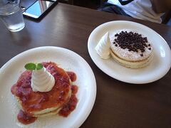 やってきたのはヤッケブースというパンケーキ専門のお店です。
旦那さんはチョコのパンケーキ、私はストロベリーです。
通常は3枚ですが私は2枚にしてもらいました。
パンケーキ、フワッフワ！！
甘ーい、でも美味しい。

