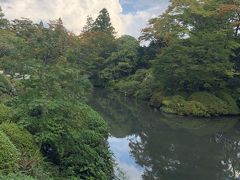 輪王寺の宝物殿のお庭「逍遥園」
空の青と、緑と水と、、