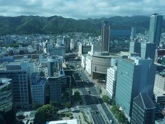 ●神戸市役所1号館24階から

神戸市役所1号館の24階は、無料の展望台です。
地上約100ｍの高さから神戸市内を一望できます。
画像中央がJR三宮駅界隈です。