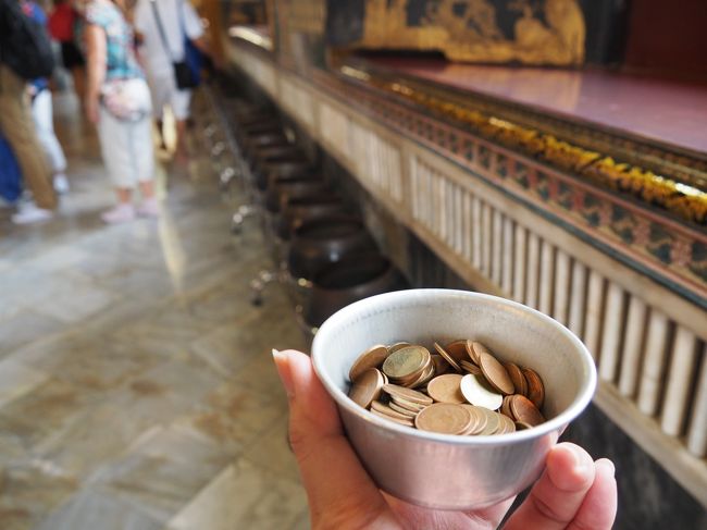 コインを買って、後ろの108個の鉢に入れて行きます<br />108は煩悩の数で、コインを入れることで、煩悩を捨てられるそうです