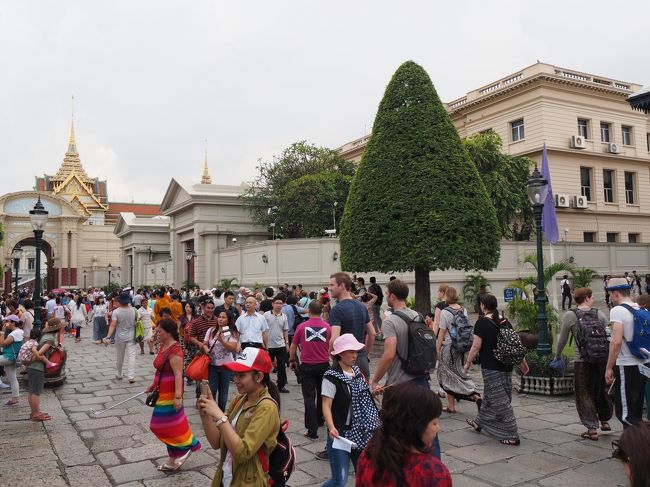 続いて王宮へ歩いてきました<br /><br />本当に暑い！！ｗ