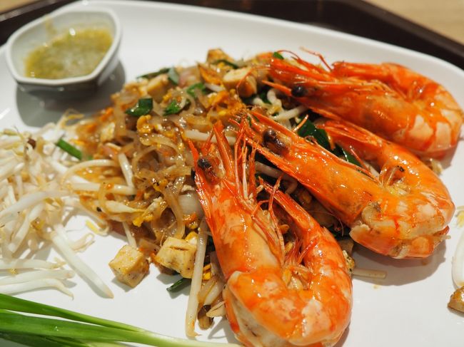 サイアムパラゴン内でご飯<br />パッタイ美味しいー<br /><br />このあとあまりの暑さにバテてしまい、ホテルでしばし昼寝ｗ