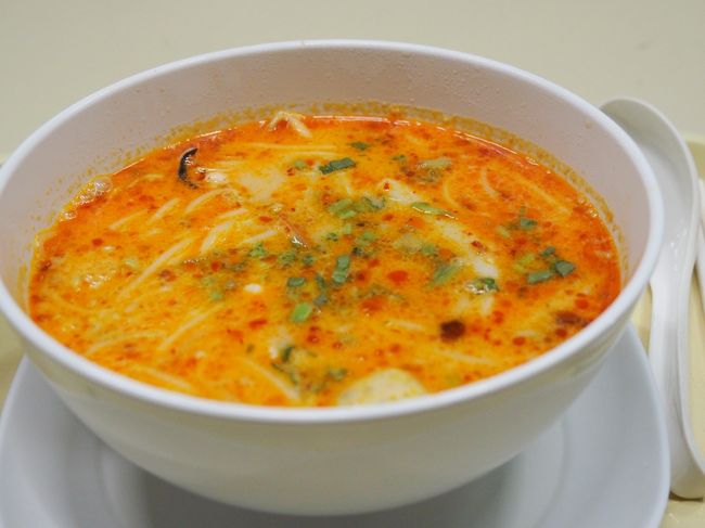 麺を食べました。なかなかおいしい！<br /><br />このあとスーパーでお買い物してホテルへ戻ります