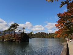 発荷峠から十和田湖に降りてきて、休屋というところで一息。 
日本でも有数の観光地の十和田湖も海外旅行に押されて観光客が減ったのか、大きなホテルの廃墟も多く見られました。 
それでも紅葉時の十和田湖は１年でもっともにぎわう時期だけに、遊覧船乗り場をはじめ付近は観光客がいっぱいでした。 