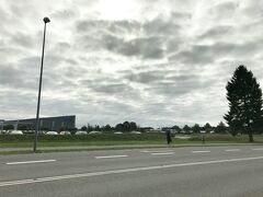 道路挟んだ向こうに、レゴランドビレッジホテルと、ラランディアリゾートがあって、ファミリーリゾートです。
レゴランドビレッジとラランディアのコテージタイプも検討しましたが、敷地内が広くて基本車を横付けできるタイプのコテージが多いみたいで、スーツケースを引っ張る私たちには不向きかと思って、今回はプロペレンを利用しました。あと、値段ね、値段。。。やはりラランディアとビレッジは高い（笑）