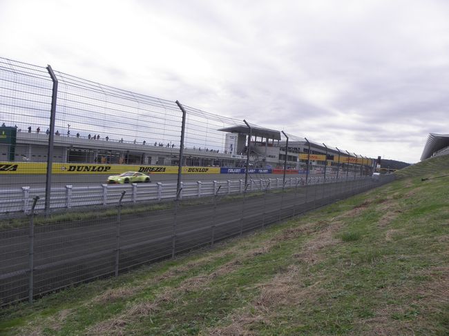 駐車場から第１コーナーまで歩いて来たところで、ちょうど予選開始。