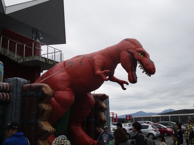 予選が終わり、場内を散策してみます。<br /><br />さっきの足跡の恐竜か？！