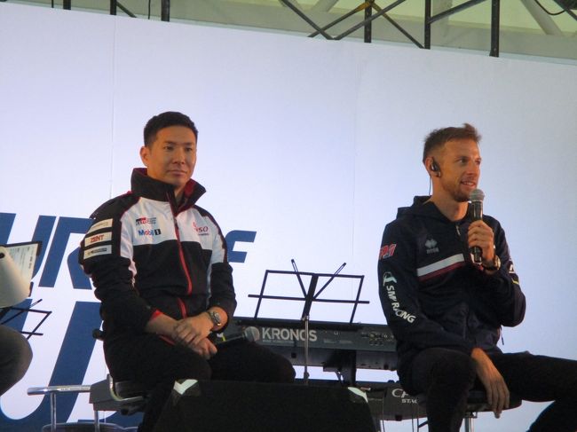 ドライバース・トークショーです。<br /><br />トヨタ７号車の小林可夢偉選手と、ＬＭＰ１クラスに参戦のジェンソン・バトン選手！<br /><br />なお、出席予定だったアンドレ・ロッテラー選手とマシアス・ベシェ選手は遅刻。