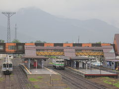 旭川空港から、ふらのバス、ラベンダー号で富良野駅へ。14:20発。
この日は、大雨などのため富良野線は運休。根室線のみ運行していたが、函館線の滝川～旭川間が不通・・・そのため、このあたりの公共交通はバスのみ。
それに、宿泊地の旭川駅まで行く方法もバスに限られることに。
バスの時間まで富良野郵便局訪問とJR北海道の車両を撮影することにする。
ただ、富良野も雨で、何もすることができない状況・・・
濡れながら郵便局を訪問した後、駅に戻る。