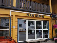 フロムベーカリー(Flåm Bakery)
https://www.visitflam.com/ja/restaurants/flam-bakery/

焼き立てパンやペストリー、サンドイッチが美味しいと評判のパン屋さん♪
＜　パンやサンドイッチの気軽なランチもいいね♪　＞と思ったのですが、、
みな考える事は同じだった様で、、
この時間帯はお店の外にまで長蛇の列！！！
ちらりと覗いたところ、、パンもほとんど売り切れ状態！！
（写真は朝オープン前のもの）