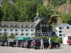 フレットハイムホテル(Fretheim Hotel)

1870年に建てられた伝統のある素敵なホテル♪
フロムの思い出にこのホテルのレストランでランチ♪とも考えていましたが、、
ダンナと相談の上パス、、