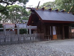 南門の横にある別宮八剣宮。
708年創建と歴史があります。

東京だともうすっかり暗くなる時刻だけど、名古屋はまだほんのり明るかった。
西は日が長いと実感。
