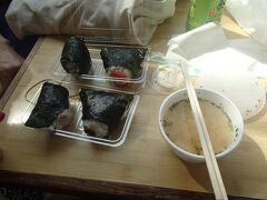 翌朝の朝食はいやすめのおにぎり。安定の旨さ。