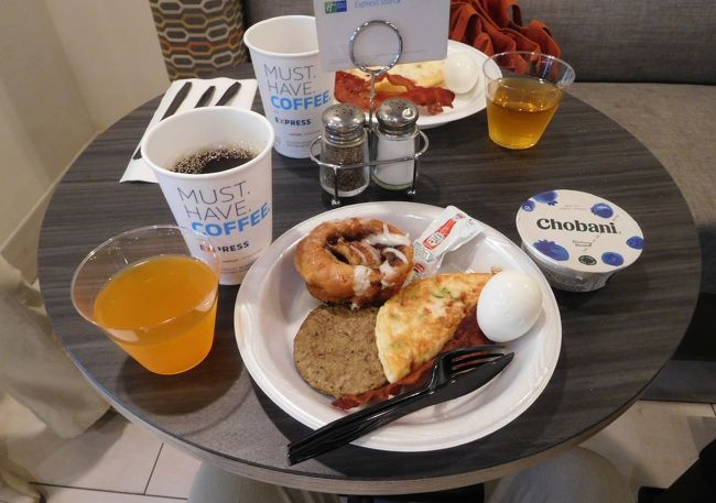 オムレツ、ベーコン、ゆで卵、ヨーグルトに<br />コーヒーとジュース。<br /><br />アメリカのホテルらしい朝食です。