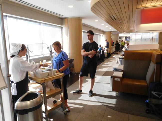 好みの具材を選んでタコスかオープンサンドを<br />作ってくれるサービスもありました。<br />（ホテルで朝食を食べたので、あまりお腹が<br />すいていなくてよく見ていない）