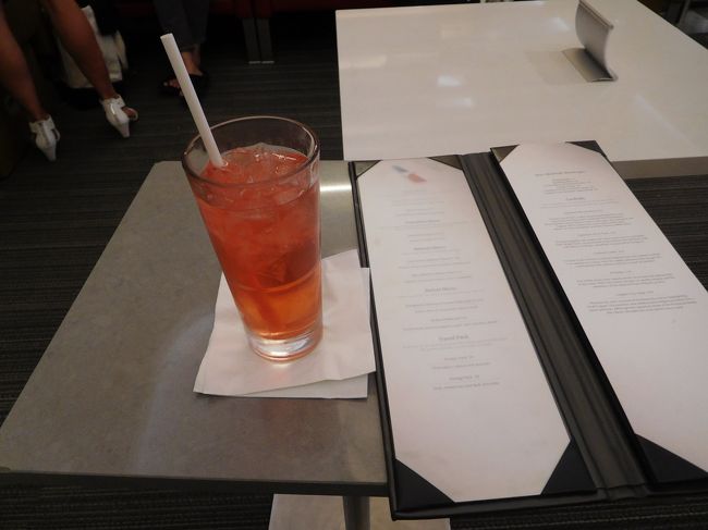 ドリンク券をいただいて、夫は「カーディナル・<br />クーラー」を注文。<br /><br />アリゾナ・カーディナルス・フットボールチームに<br />敬意を表したカクテルとのこと。