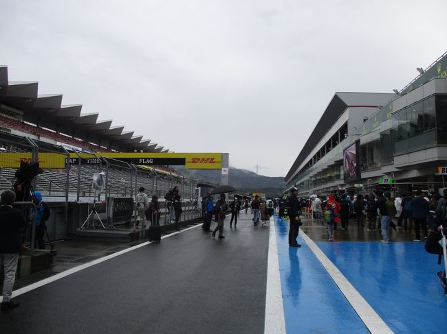 日曜日の朝、晴れ間もあるが黒い雲もあり、雨模様のすっきりしない天気。<br /><br />今日はピットウォークに参加します。