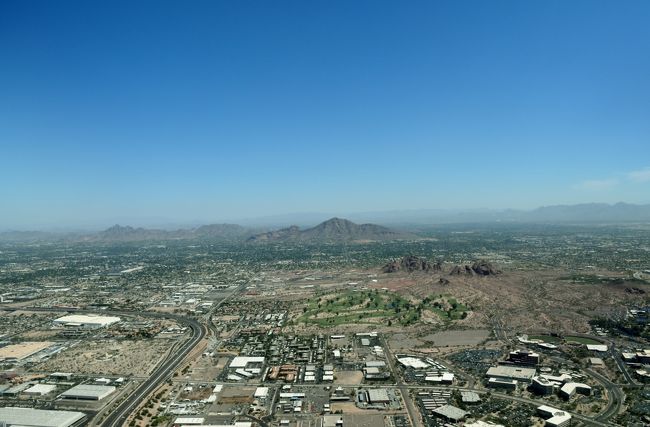空から眺めたフェニックスの街。<br /><br />フェニックスはアリゾナ州最大の都市で州都です。<br />ここも砂漠の中にあり、市の象徴はサボテンとのこと。<br /><br />日本人初のNBAプレイヤー田臥勇太選手がフェニックス・<br />サンズに所属していました。<br /><br />乗り継ぎのための滞在だったので、街歩きはできなくて<br />空から眺めただけでした。